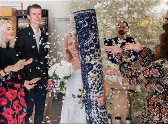دختری با فرش خانه خود ازدواج کرد!